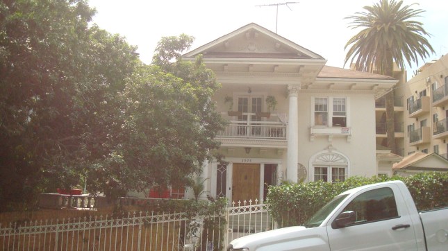 A view of 1905 Grace from Grace Ave..