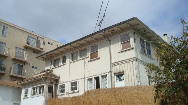 A view of 1905 Grace from Franklin Ave..