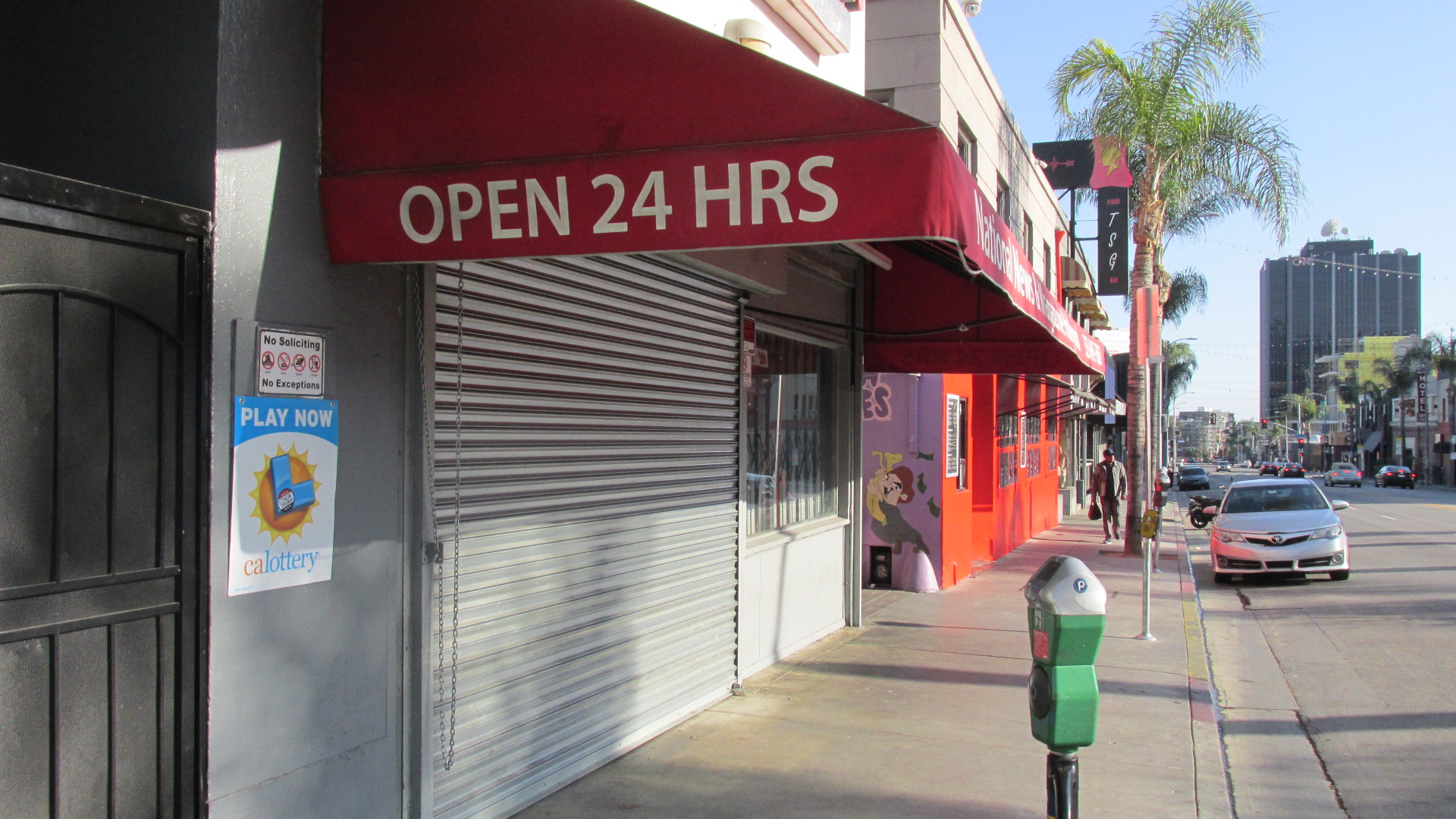 C19 Hlwd Cahuenga Newsstand Closed